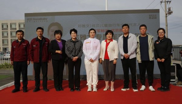 邓雅文“质检”优贝工厂：一场冠军标准与国货之光的双向奔赴
