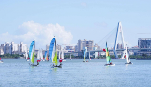 浪花飞溅千帆竞渡 2025“海口杯”帆船赛开赛起航