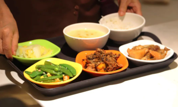 陈琳打卡前海人寿幸福小镇，60 岁的康养生活超舒心