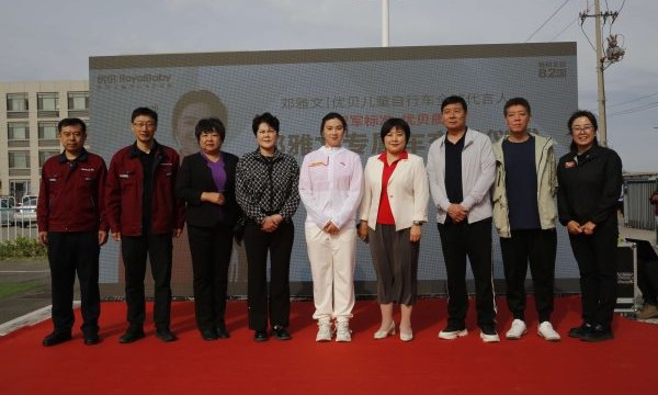 邓雅文“质检”优贝工厂：一场冠军标准与国货之光的双向奔赴